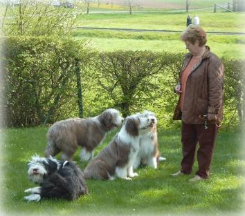Frau Krause verteilt Leckerlis